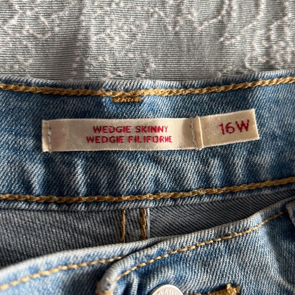 Beautiful pair of wedgie Levi’s - Picture 3 of 4